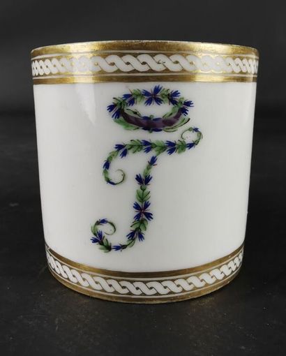 null PARIS, Manufacture du duc d'Angouleme.

Tasse litron en porcelaine à décor d'initiales...