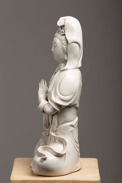 null CHINE, Dehua, XXème siècle.

Guanyin en porcelaine "blanc de Chine", sa parure...