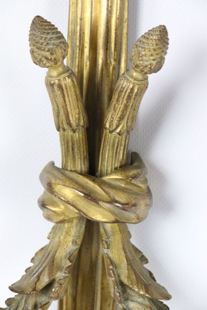 null Henri VIAN (1860-1905).

Importante paire d'appliques en bronze doré à deux...