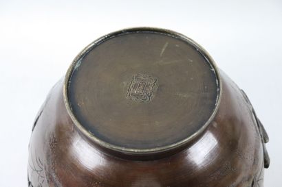 null JAPON, période Meiji (1868-1912).

Cache-pot en bronze à patine brune à décor...