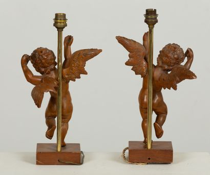 null Paire de lampes formées de deux anges en bois de résineux, montés en lampe.

H_36...