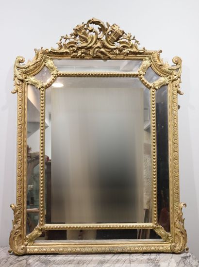 null 
Important miroir à parcloses en bois et stuc doré à décor de frise de palmettes,...