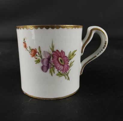 null LIMOGES, Manufacture du Comte d'Artois.

Tasse litron et sa sous-tasse en porcelaine...