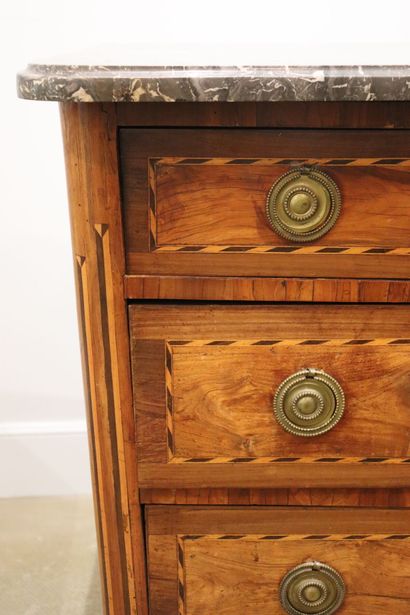 null Commode en bois mouluré à décor marqueté de filets ouvrant à cinq tiroirs sur...