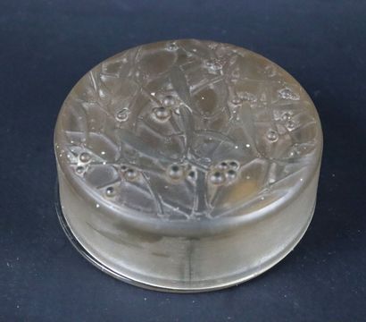 null René LALIQUE (1860-1945). 

Boîte à poudre de forme ronde en verre pressé et...