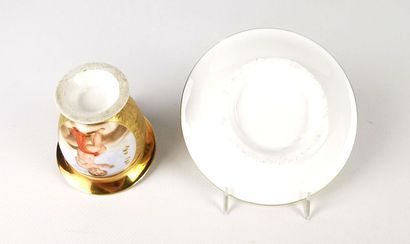 null PARIS.

Tasse ovoïde à anse élevée et sa sous-tasse en porcelaine à décor polychrome...
