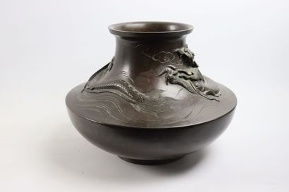 null JAPON. 

Vase en bronze à patine brune à décor de dragons dans les nuages sur...