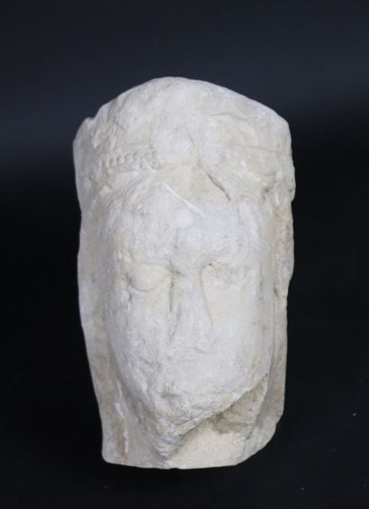 null Tête féminine en pierre calcaire.

XIIIème siècle.

H_21 cm L_18 cm P_12 cm

Découverte...