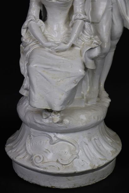 null Alphonse PIQUEMAL (1869-1911), 

Scène galante.

Statue en plâtre laquée blanc.

Signée...