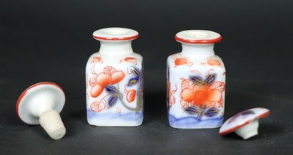 null BAYEUX.

Deux petits flacons en porcelaine à décor Imari. 

XIXème siècle ou...