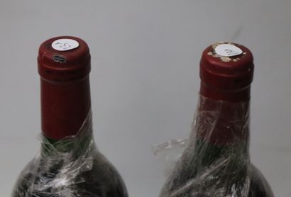 null CLOS FOURTET.
Millésime: 1989.
2 bouteilles, h.e. petit accroc en bordure de...