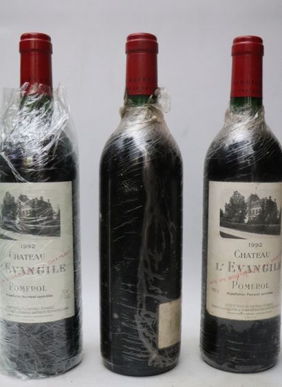 null CHATEAU L'EVANGILE.
Millésime : 1992.
3 bouteilles, 1 b.g.
