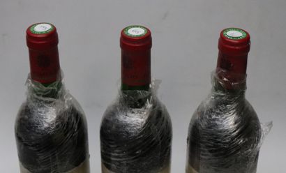 null CHATEAU CERTAN.
Millésime : 1986.
3 bouteilles, une b.g., deux e., e.t.a