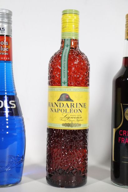 null Réunion de liqueurs, comprenant :
- Mandarine Napoléon, 1 bouteille, 
- Crème...