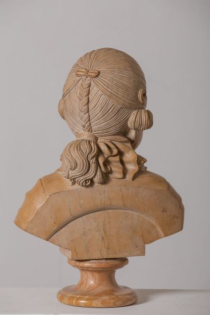 null Dans le goût du XVIIIème siècle.
Buste d'un jeune élégant, sur piédouche. 
Sculpture...