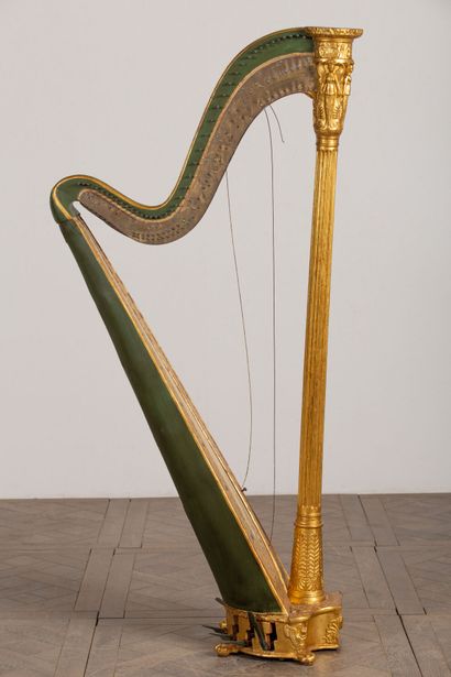 null Emmanuel SERQUET, LONDON.
Harpe de salon en bois sculpté et doré à décor à l'antique...