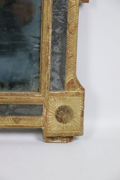 null Petit miroir rectangulaire à décor de frise de feuilles d'eau. 
XVIIIème siècle,...