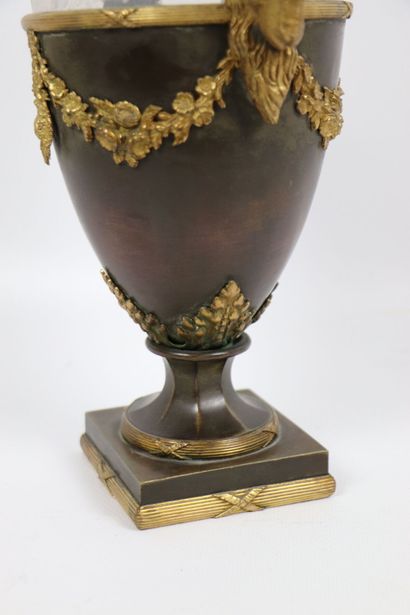 null Vase de forme balustre en cristal taillé, la monture en tôle et bronze doré....