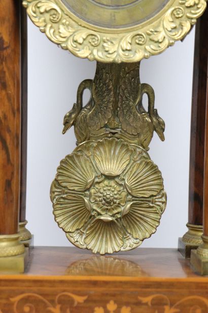 null Pendule portique en bois de placage à décor marqueté floral.
Le cadran en bronze...