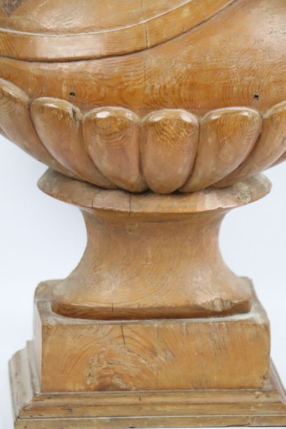 null Important pot à feu en bois sculpté. 
Fin du XIXème siècle.
H_61 cm L_29 cm...
