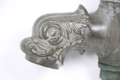null Important robinet de fontaine en bronze à décor d'une tête de dauphin. 
Fondeur...
