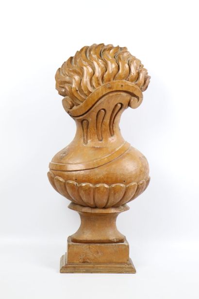 null Important pot à feu en bois sculpté. 
Fin du XIXème siècle.
H_61 cm L_29 cm...