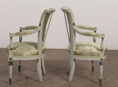 null Suite de quatre fauteuils en bois mouluré et sculpté, laqué gris et rechampi...