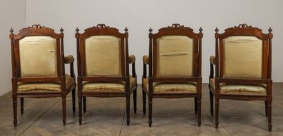 null Salon en bois mouluré et sculpté comprenant quatre fauteuils et deux chaises....