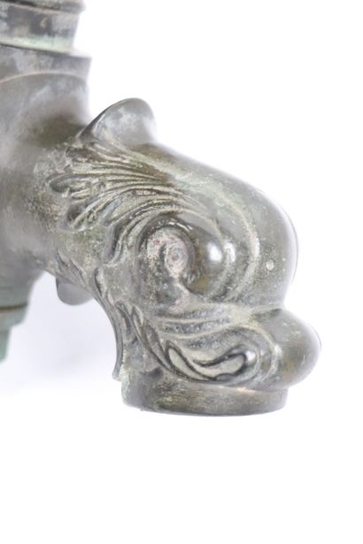 null Important robinet de fontaine en bronze à décor d'une tête de dauphin. 
Fondeur...
