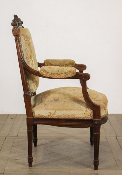 null Salon en bois mouluré et sculpté comprenant quatre fauteuils et deux chaises....