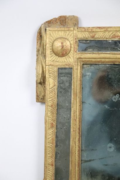 null Petit miroir rectangulaire à décor de frise de feuilles d'eau. 
XVIIIème siècle,...