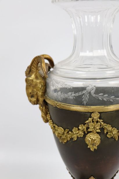 null Vase de forme balustre en cristal taillé, la monture en tôle et bronze doré....