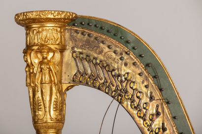 null Emmanuel SERQUET, LONDON.
Harpe de salon en bois sculpté et doré à décor à l'antique...