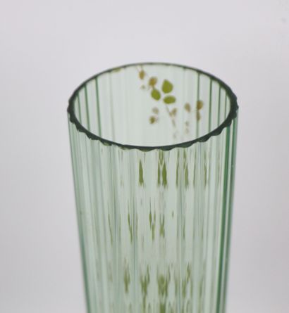 null LEGRAS, dans le goût de.
Vase en verre vert émaillé et doré à décor de roses...