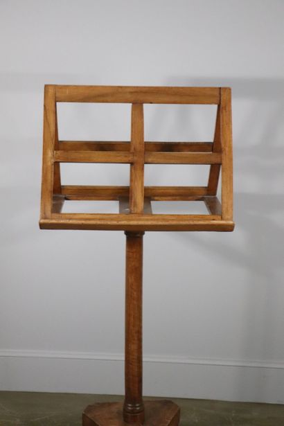 null Turned wooden desk.
The rest is rotating. 
Tripod base. 
XXth century. 
H_118,7...