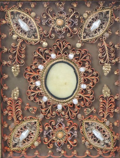 null Cadre reliquaire à décor en paperolles dorés orné au centre d'un Agnus Dei.
XIXème...