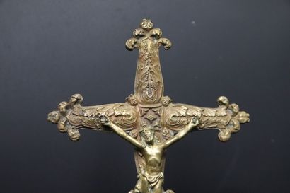 null Christ en croix en régule à patine doré. 
La croix richement décoré de feuillages....
