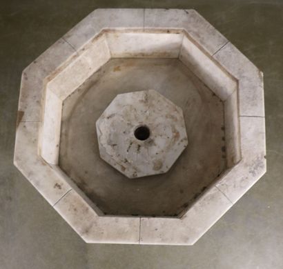 null Stoup in marble slabs with facets. 
The octagonal base. 
XXth century.
H_95...