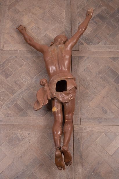 null Important Christ en fonte à patine peinte marron. 
Destiné à être accroché sur...