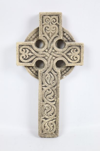 Croix celtique en pierre reconstituée dans...