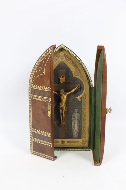 null Réunion d'objets religieux, comprenant :
- un crucifix de voyage en bronze doré...