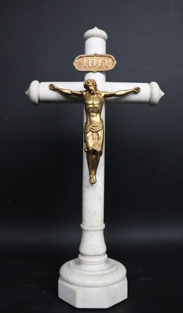 Crucifix en marbre et bronze doré. 
La base...
