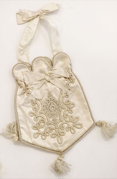 null Communion set in cream silk including a purse and a bow. 
Beginning of the 20th...