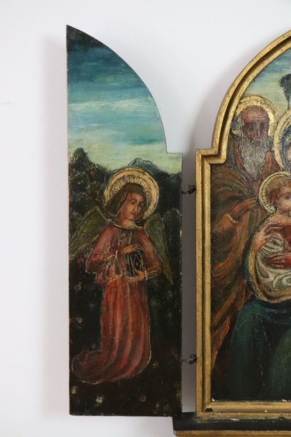 null Triptyque de voyage figurant la Sainte Famille entourée d'anges. 
Huile sur...