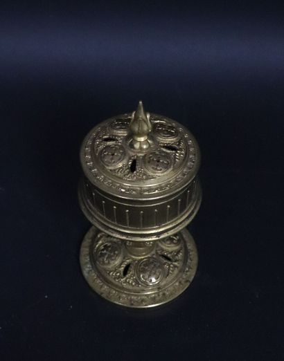 null Small openwork bronze ciborium decorated with crucified medallions.
XIXth century....