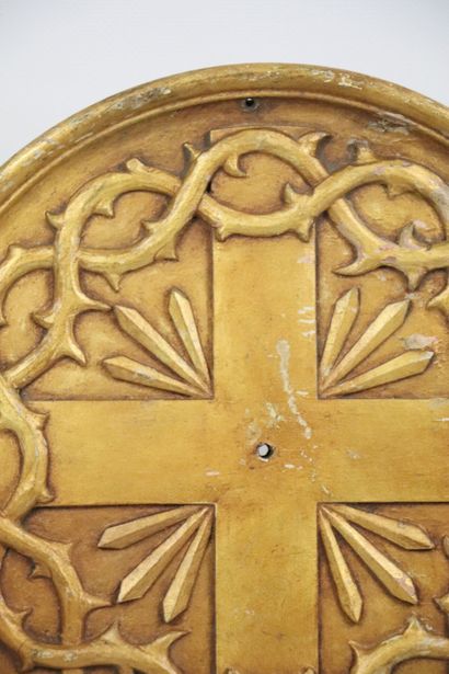 null Gilded wood medallion decorated with the cross and the crown of thorns. 
XXth...