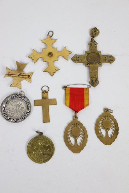 null Meeting of four crosses, two medals and two medallions in gilded and silvered...