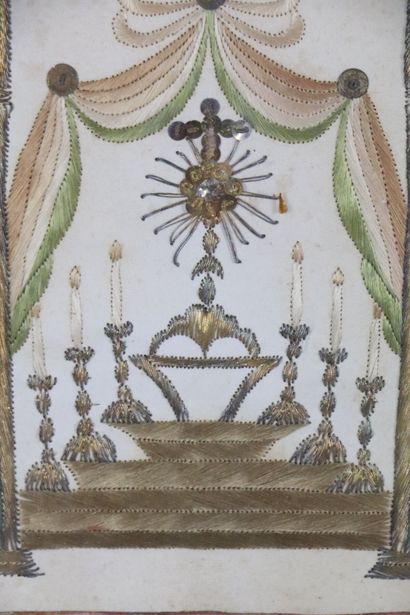 null Carré de tissu brodé à décor d'un autel sous un baldaquin. 
Travail du XIXème...