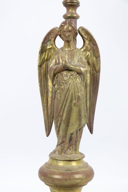 null Pique-cierge en bronze doré, le fût figurant un ange priant sur une base tripode...