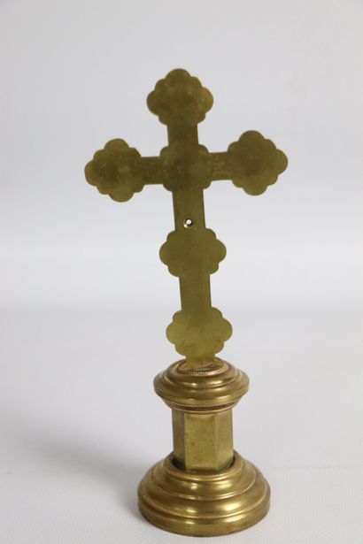 null Cross on a circular base in gilded metal and micromosaics decorated with doves....